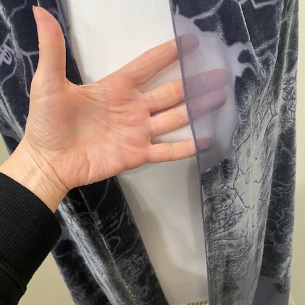 Velveteen floral wrap - Picture 10 of 11